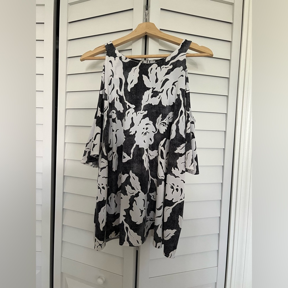 INC INTERNATIONAL CONCEPT Black and White Cold Shoulder top size xl